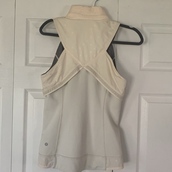 LULULEMON sx 6 cream fitted vest w/tuck away toggled closed hood w/ponytail slit - Picture 2 of 11